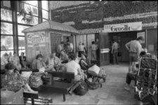 Pasażerowie w hali dworca PKS w Lublinie