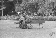 Para siedząca na ławce na placu Litewskim w Lublinie