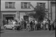 Kolejka do sklepu firmowego Cukrowni Lublin S. A. w Lublinie