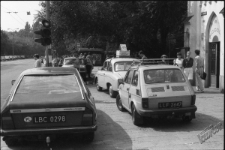 Zaparkowane samochody przed głównym wejściem do Ogrodu Saskiego w Lublinie