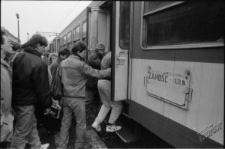 Pasażerowie wsiadający do pociągu na dworcu PKP w Lublinie