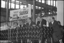 Lech Wałęsa podczas wizyty w fabryce samochodów w Lublinie