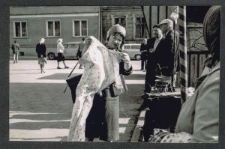 Targ w Łańcucie. Wizyta na targu podczas wycieczki pracownik&oacute;w Wojew&oacute;dzkiego Domu Kultury w Lublinie do Łańcuta