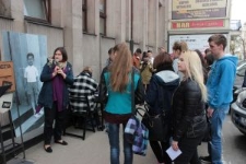 Uczestnicy projektu "Listy do Henia" na Krakowskim Przedmieściu