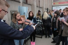 Uczestnicy projektu "Listy do Henia" na Krakowskim Przedmieściu