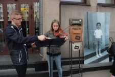 Regina Menke gra na skrzypcach podczas projektu "Listy do Henia" na Krakowskim Przedmieściu