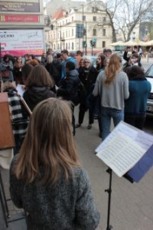 Uczestnicy projektu "Listy do Henia" na Krakowskim Przedmieściu