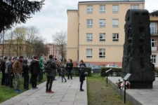 Uczestnicy spaceru śladami Henia Żytomirskiego pod pomnikiem Ofiar Getta