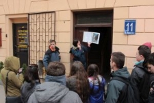 Uczestnicy spaceru śladami Henia Żytomirskiego na ul. Kowalskiej 11