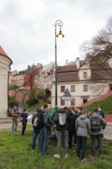 Uczestnicy spaceru śladami Henia Żytomirskiego pod "Latarnią Pamięci"