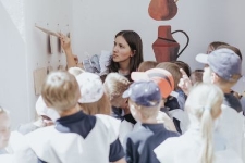 Wolontariuszka Domu Sł&oacute;w na Podw&oacute;rku Alicji w Krainie Czar&oacute;w