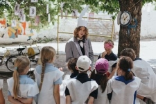 Wolontariuszka Domu Sł&oacute;w na Podw&oacute;rku Alicji w Krainie Czar&oacute;w