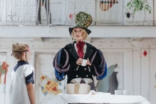 Wolontariuszka Domu Sł&oacute;w na Podw&oacute;rku Alicji w Krainie Czar&oacute;w