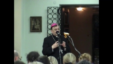 Arcybiskup Józef Życiński podczas wieczoru wspomnień o Annie Kamieńskiej