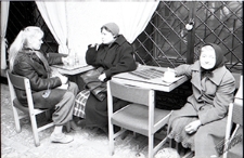 Delikatesy na Krakowskim Przedmieściu w Lublinie - przy stolikach kawiarnianych na patrerze