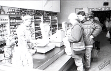 Delikatesy na Krakowskim Przedmieściu w Lublinie - kolejka na stoisku warzywno-owocowym