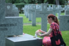 Joanna Zętar zapala znicze na grobie poety J&oacute;zefa Czechowicza