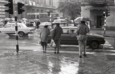 Krakowskie Przedmieście w Lublinie podczas deszczu