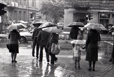 Krakowskie Przedmieście w Lublinie podczas deszczu