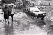 Krakowskie Przedmieście w Lublinie podczas deszczu