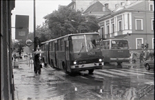 Krakowskie Przedmieście w Lublinie podczas deszczu - autobus typu Ikarus, nr 18