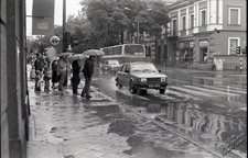 Krakowskie Przedmieście w Lublinie podczas deszczu