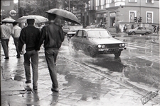 Krakowskie Przedmieście w Lublinie podczas deszczu - ochlapujące chodnik taks&oacute;wki