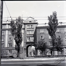 Aleje Racławickie w Lublinie - widok na bramę przy budynku nr 29