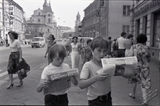 Krakowskie Przedmieście w Lublinie - chłopcy z egzemplarzami Świata Młodych