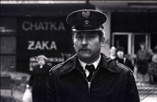 Milicjant przed Chatką Żaka w Lublinie - zbliżenie
