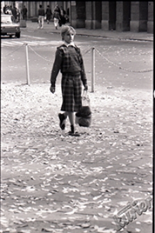 Krakowskie Przedmieście w Lublinie - spacerująca dziewczyna w pobliżu skrzyżowania z ulicą 3 maja