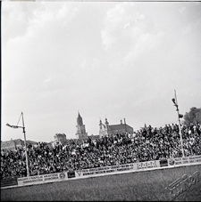 Mecz żużlowy w Lublinie na stadionie przy alejach Zygmuntowskich - z panoramą miejskich zabytków w tle