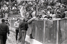 Mecz Motoru Lublin na stadionie w Lublinie - zamieszki na trybunach i forsowanie barierki