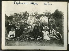 Uczniowie szkoły powszechnej w Fajsławicach w roku szkolnym 1944/1945