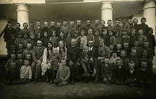 Uczniowie przed szkołą w Fajsławicach