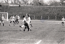 Mecz Motoru Lublin na stadionie w Lublinie - walka o piłkę i budynki mieszkalne w tle