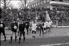 Mecz Motoru Lublin na stadionie w Lublinie - wejście piłkarzy na płytę boiska