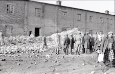 Cegielnia na Czechowie w Lublinie - oględziny pozostałości zburzonego komina z bliska