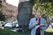 Jarosław Cymerman czyta poezje pod pomnikiem Józefa Czechowicza
