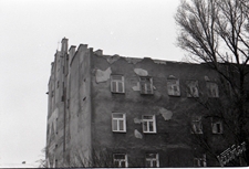 Ulica Ruska w Lublinie - zburzona na początku lat 90. kamienica z reklamą PRL i zburzonym dachem