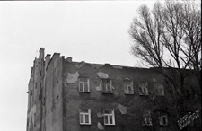 Ulica Ruska w Lublinie - zburzona na początku lat 90. kamienica z reklamą PRL i zburzonym dachem