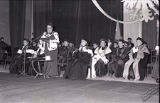 Inauguracja Roku Akadamickiego 1983 na UMCS w Chatce Żaka w Lublinie - władze uczelni na scenie