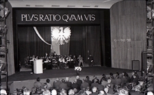 Inauguracja Roku Akadamickiego 1983 na UMCS w Chatce Żaka w Lublinie - władze uczelni na scenie