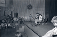 Inauguracja Roku Akademickiego 1983 na UMCS w Chatce Żaka w Lublinie - występ solisty z gitarą