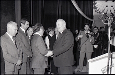 Inauguracja Roku Akademickiego 1983 na UMCS w Chatce Żaka w Lublinie - wręczanie odznaczeń i fotoreporter