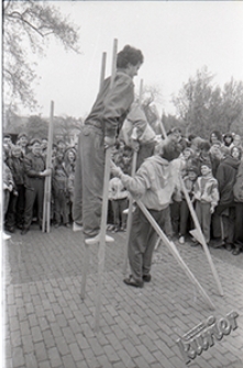 Kozienalia 1992 w Lublinie - ochotnicy na szczudłach na Placu Litewskim