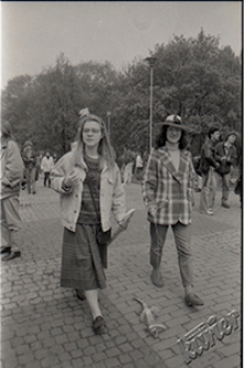 Kozienalia 1992 w Lublinie - para przebranych studentek na Placu Litewskim