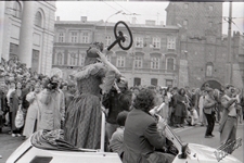 Kozienalia 1992 w Lublinie - kr&oacute;l i kr&oacute;lowa korowodu z kluczami do miasta na Krakowskim Przedmieściu