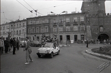 Kozienalia 1992 w Lublinie - kr&oacute;l i kr&oacute;lowa korowodu z kluczami do miasta na Krakowskim Przedmieściu