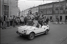 Kozienalia 1992 w Lublinie - król i królowa korowodu z kluczami do miasta na Krakowskim Przedmieściu